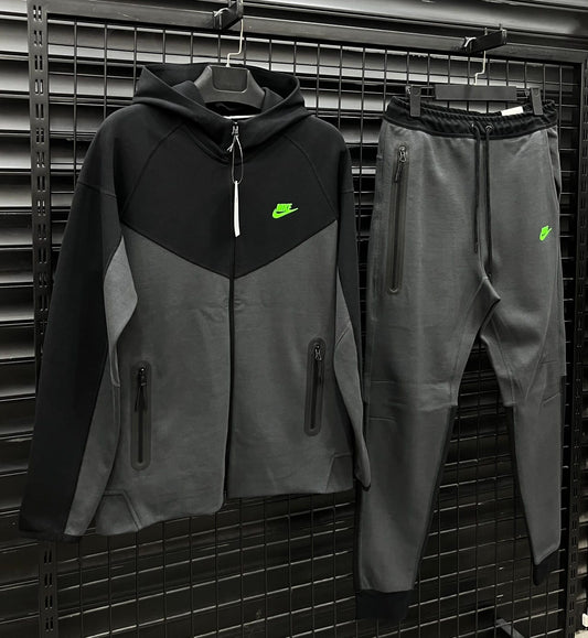 NIKE TECH FLEECE