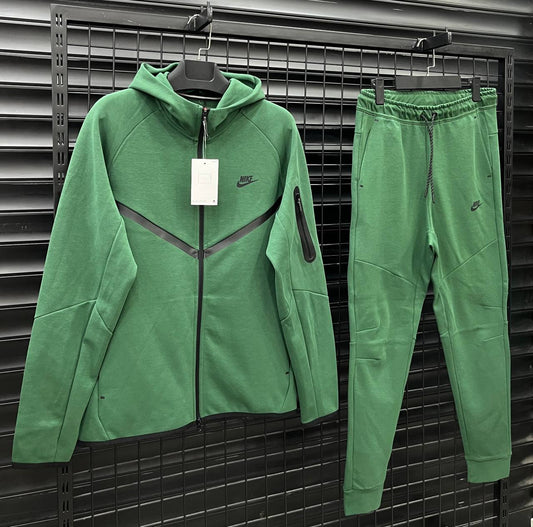 NIKE TECH FLEECE
