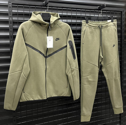 NIKE TECH FLEECE