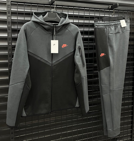 NIKE TECH FLEECE