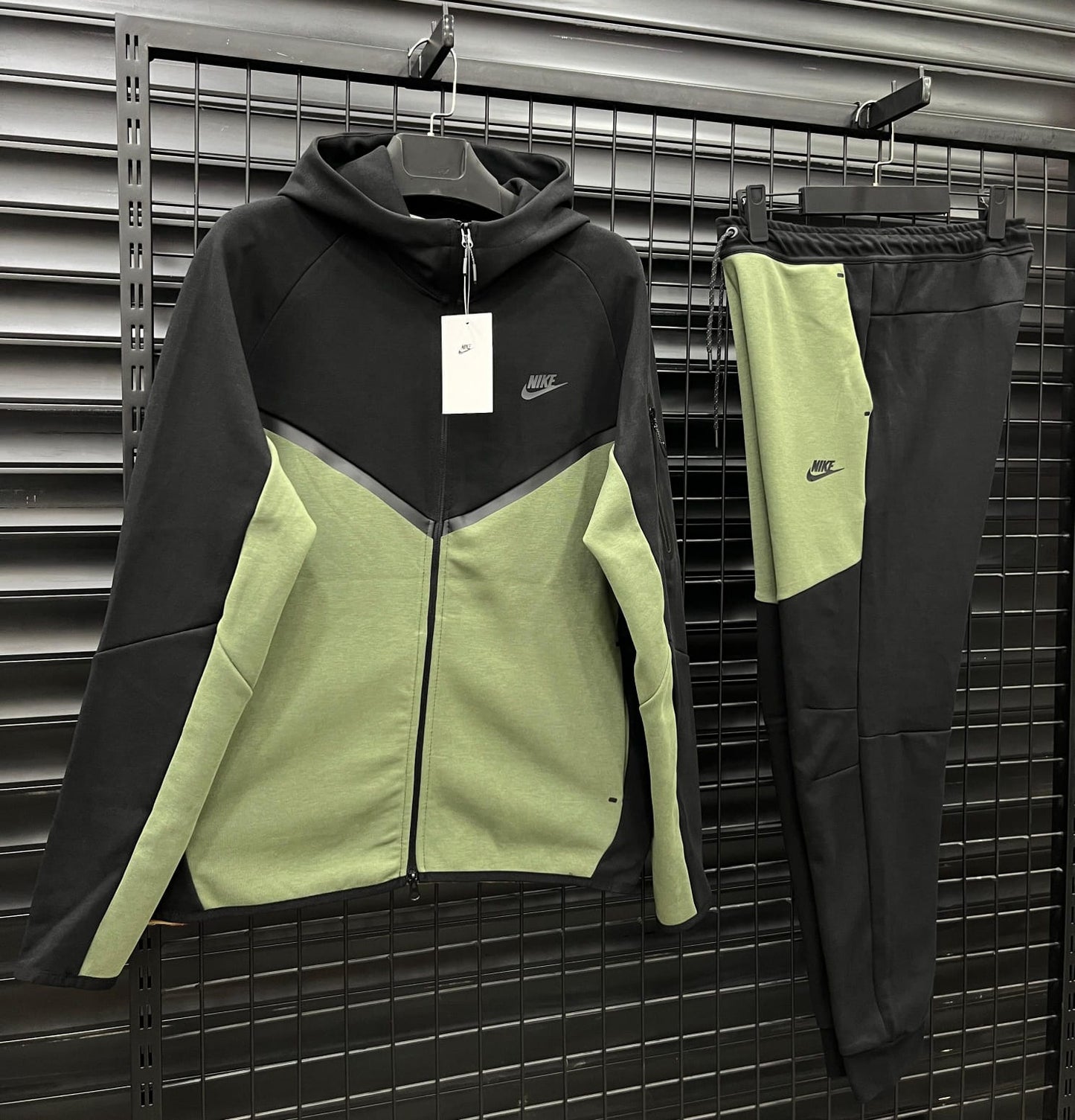 NIKE TECH FLEECE