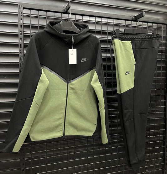 NIKE TECH FLEECE