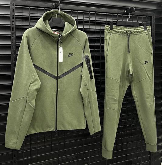 NIKE TECH FLEECE