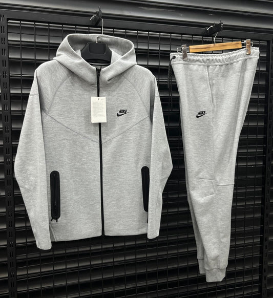 NIKE TECH FLEECE