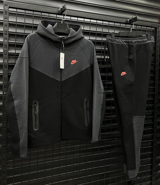 NIKE TECH FLEECE