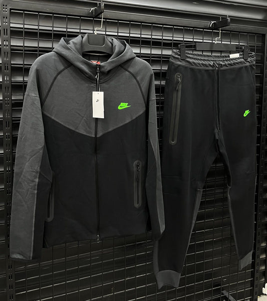 NIKE TECH FLEECE