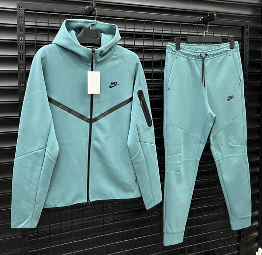NIKE TECH FLEECE