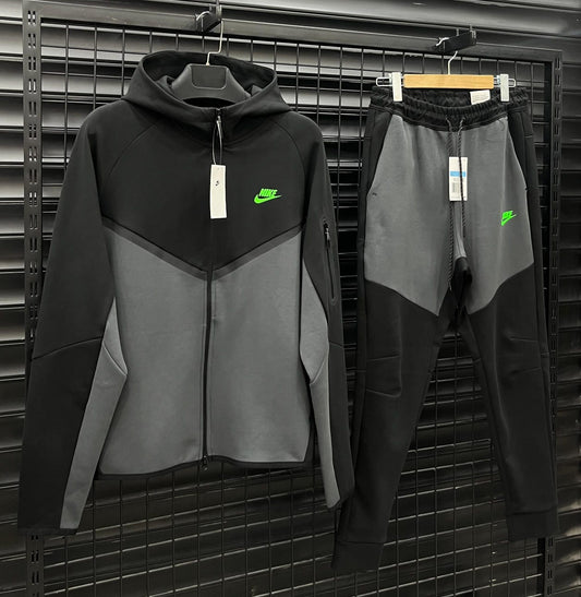 NIKE TECH FLEECE
