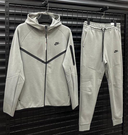 NIKE TECH FLEECE