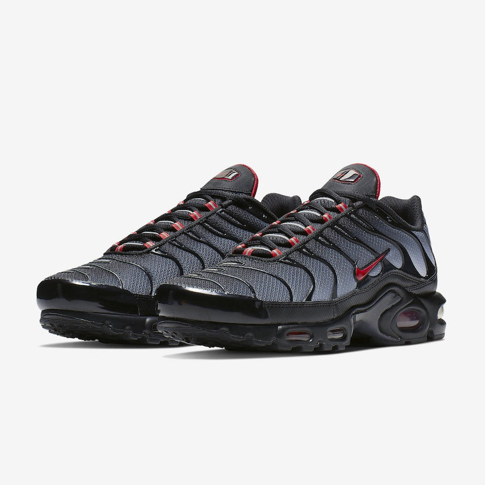 Nike Air Max Plus black gradient red — three-quarter view